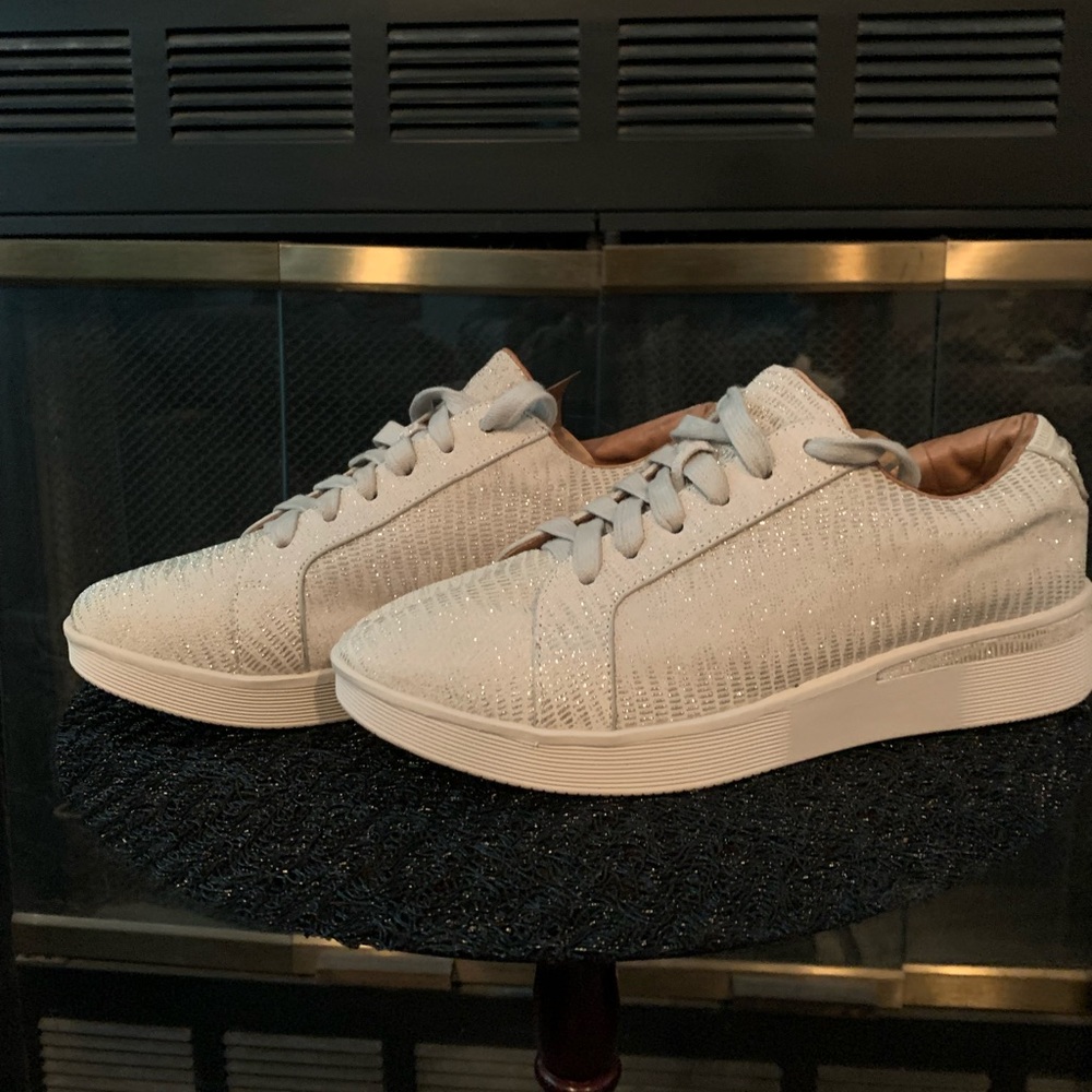 Women’s Gentle souls by Kenneth Cole